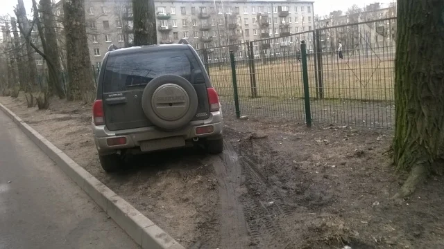 Парковка на газонах в Московском районе