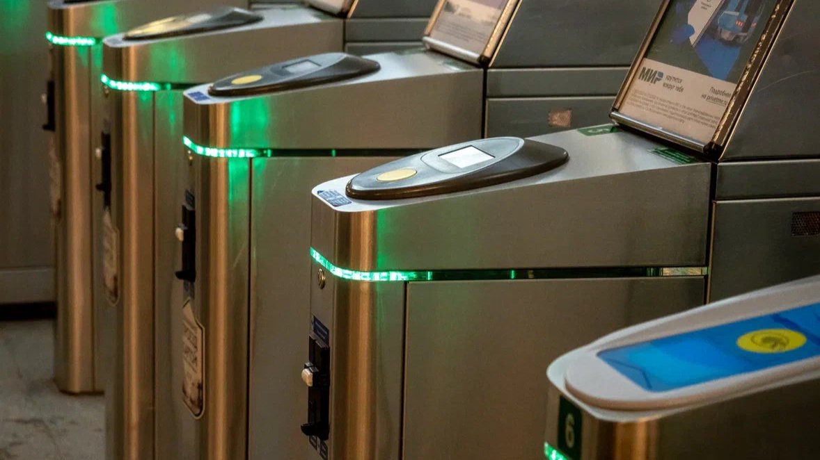 Санкт петербург работа мужчинам в метро. Служба сцб московского метрополитена. Форма работников метрополитена спб. Санкт петербург работа мужчинам в метро. Люди на вокзале.