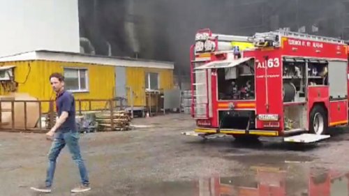 В Выборгском районе горят производственные склады
