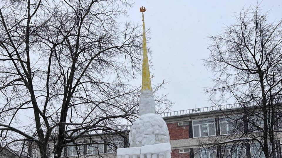 Школьный дворник создал снежное Адмиралтейство в Кировском районе
