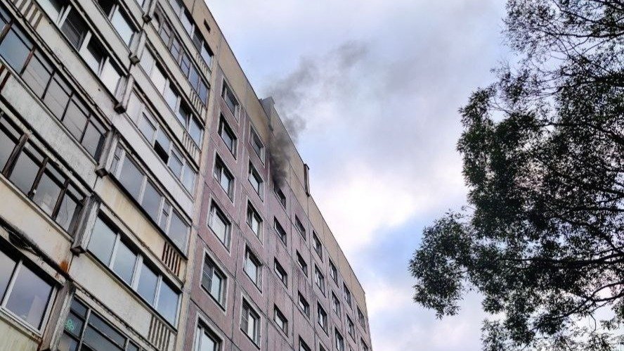 Погибшего и пострадавшего обнаружили после пожара в квартире на Комендантском проспекте