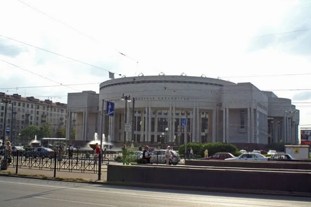 800px-Sankt_Petersburg_Russische_Nationalbibliothek_Moskau_Prospect.jpg