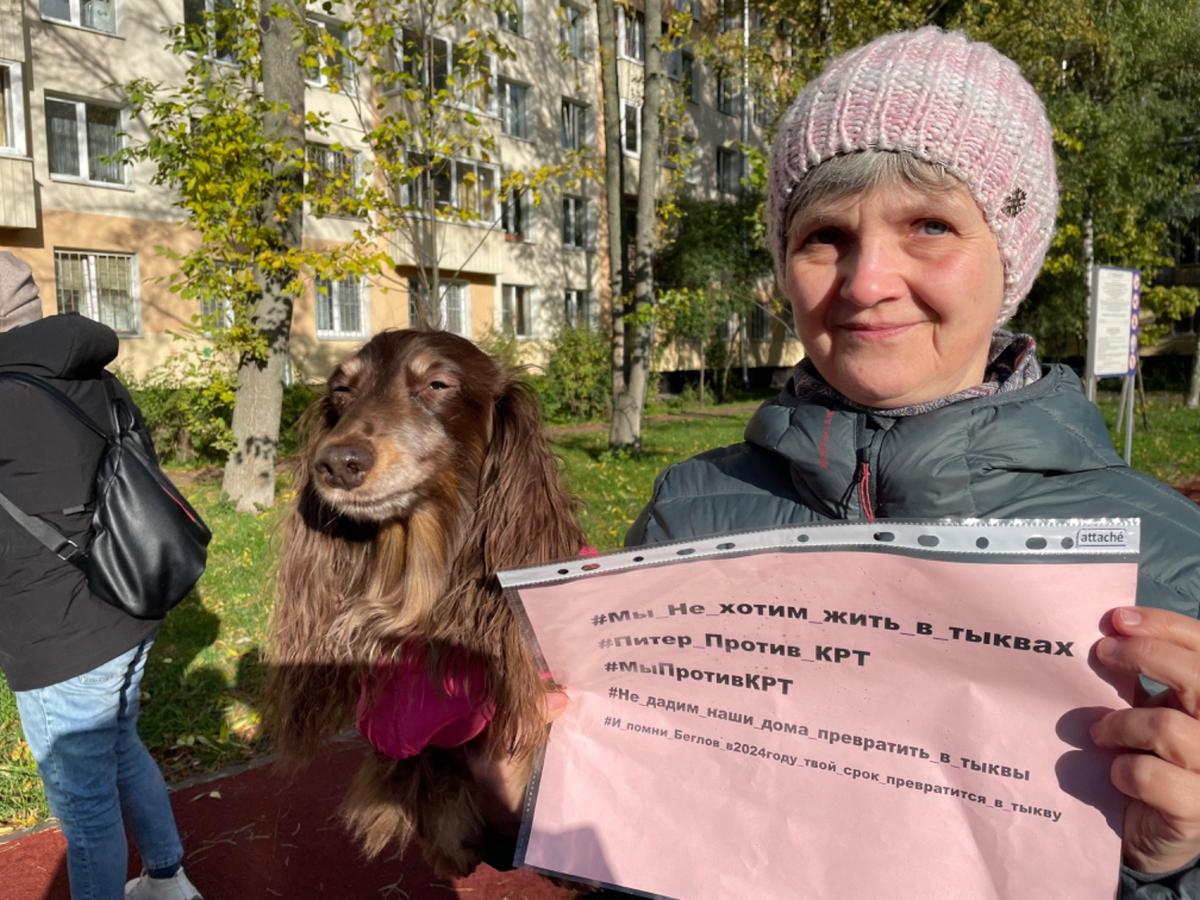 Такса Зайка вместе с хозяйкой Ольгой — одни из главных противников КРТ. Фото: Дарья Дмитриева / MR7