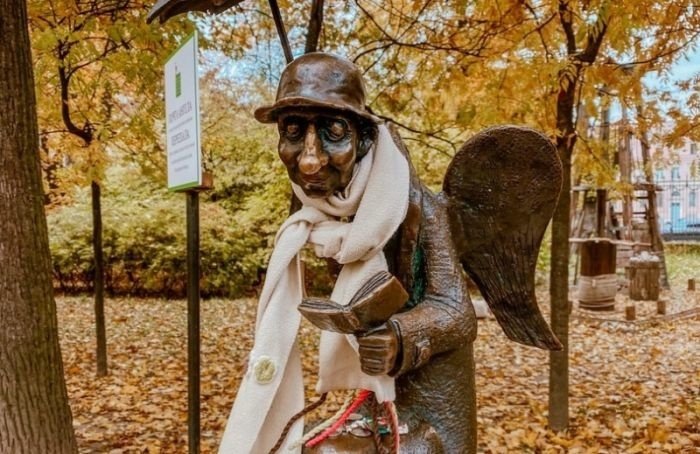В Петербурге ищут «завязывателей» шарфиков на ангеле в Измайловском саду