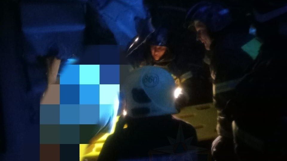 В Ленобласти автомобиль съехал в кювет и перевернулся. Водителя деблокировали из машины спасатели