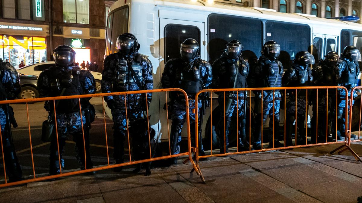 Задержанных на пацифистской акции петербуржцев начали вызывать в отделы полиции