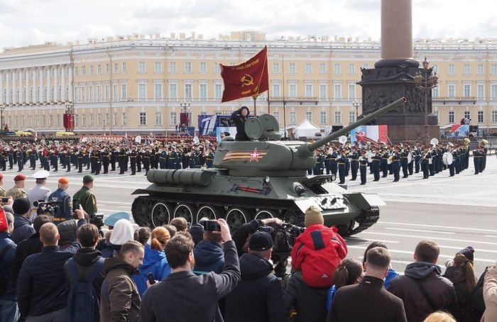 Агрессия НАТО, неонацисты и гибель военных: главное из выступления Путина на Параде Победы