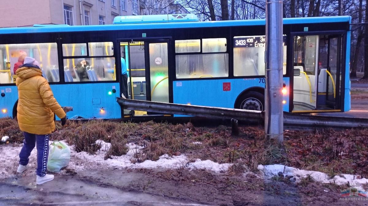Ограждение насквозь пробило автобус в Ломоносове