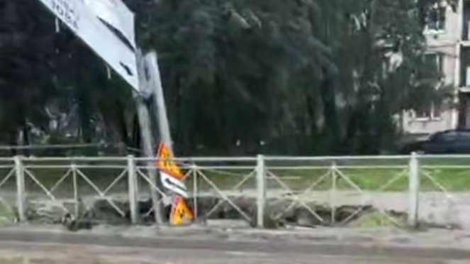 Пробка собралась на Парашютной из-за провала асфальта