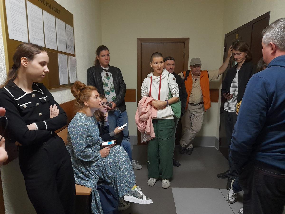 Группа поддержки и журналисты в коридоре суда. Фото: Анна Мотовилова / MR7