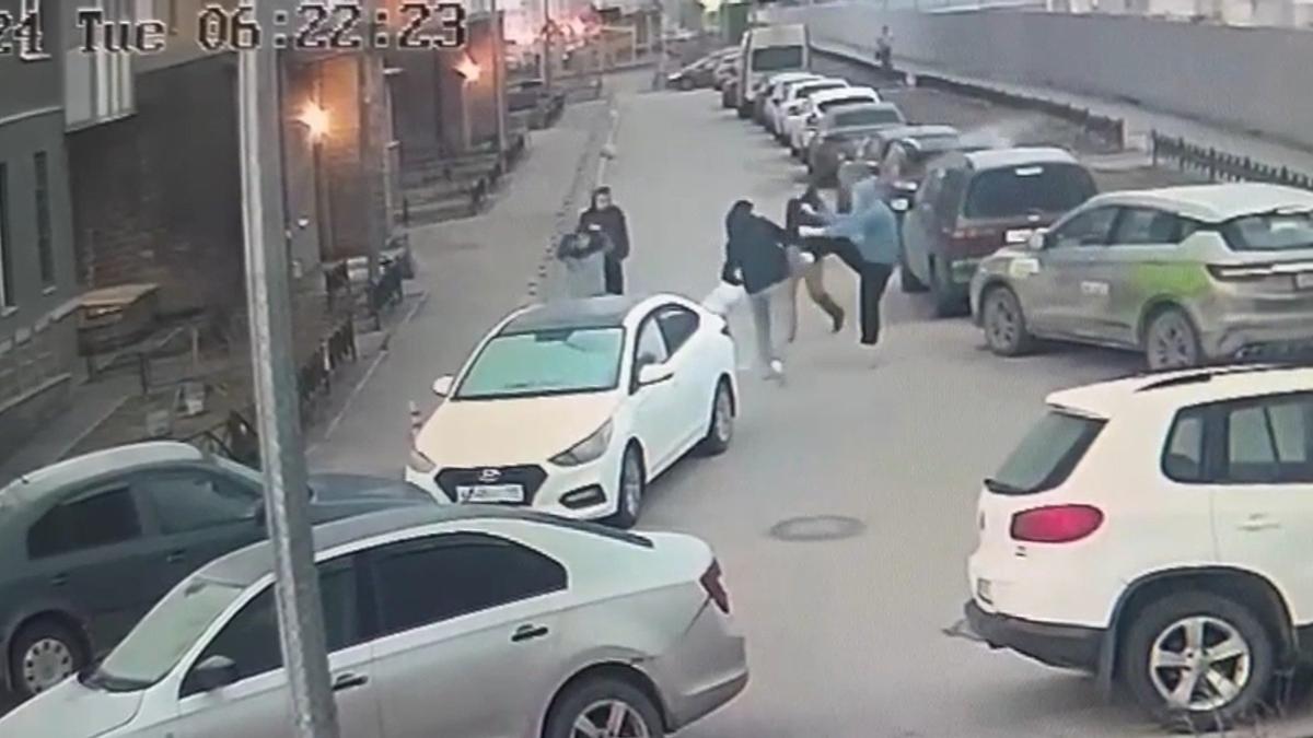 Троих подростков задержали по подозрению в нападении на прохожих в Красногвардейском районе
