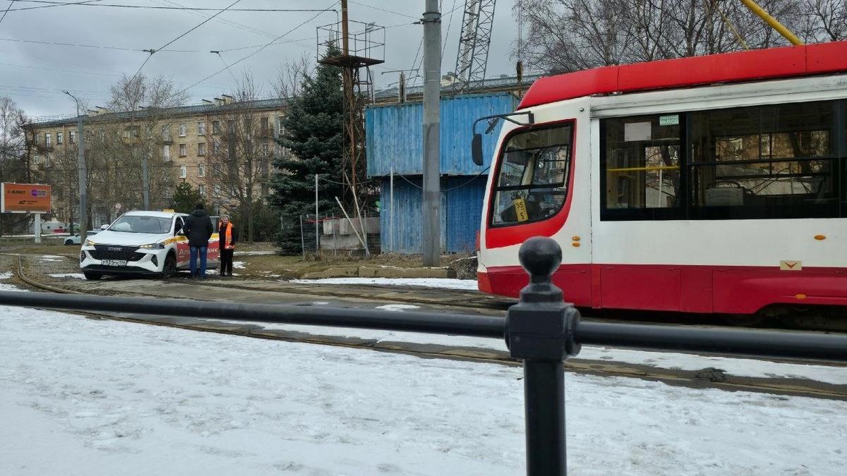 На Светлановской площади встали трамваи из-за поломки машины такси на путях