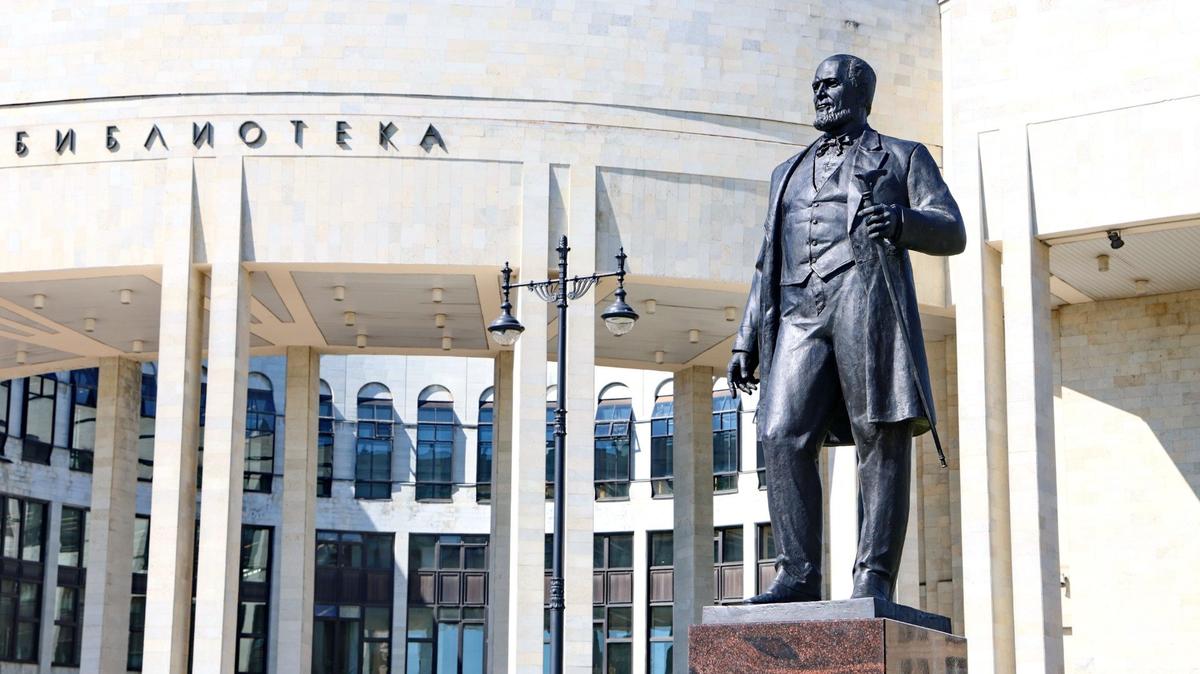 Памятник Анатолию Кони открыли у здания РНБ на Московском проспекте