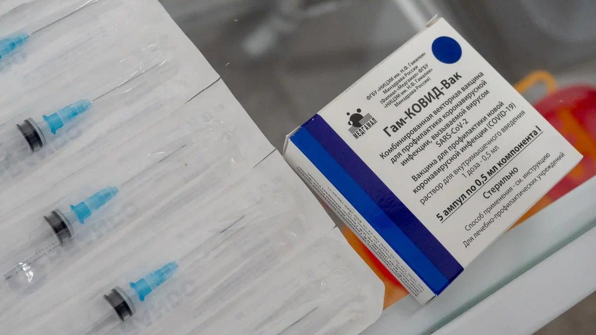 Вакцина от COVID-19 исчезла из поликлиник Петербурга