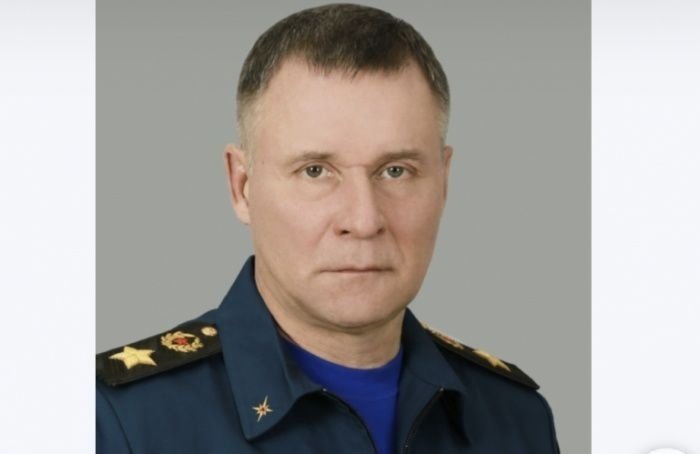 Стелу в память о погибшем главе МЧС Зиничеве открыли на улице Гастелло