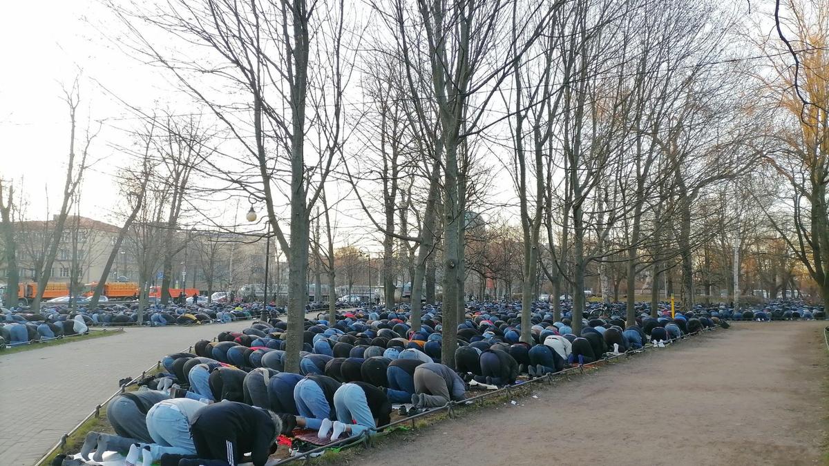 Мусульмане празднуют Ураза-байрам в Петербурге