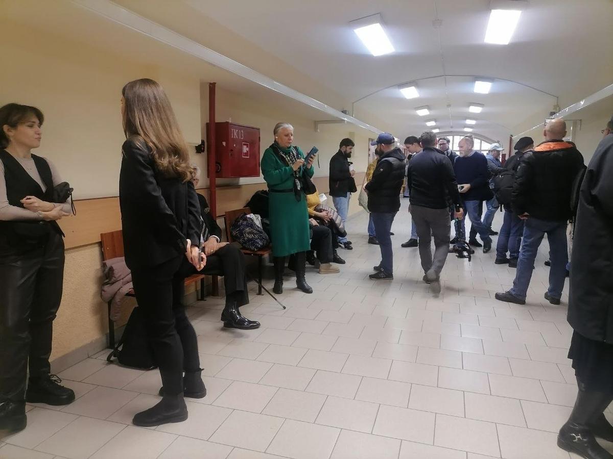 Слушатели, журналисты и адвокаты в ожидании суда. Фото: Елена Михина / MR7
