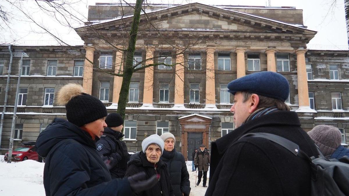 К зданию ВНИИБ в Петербурге утром подъехала техника и полиция