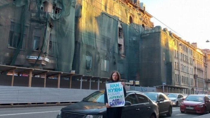 Петербурженка вышла в пикет за сохранение дома Басевича