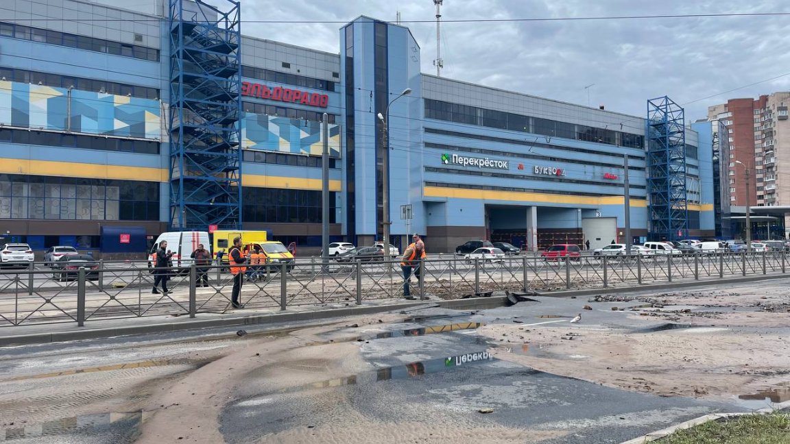 Трубу с холодной водой прорвало на проспекте Стачек. Автобусы и трамваи пустили в объезд