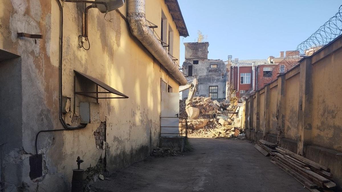 Градозащитники заметили работающую технику на территории фабрики-кухни на Красного Курсанта 29 сентября