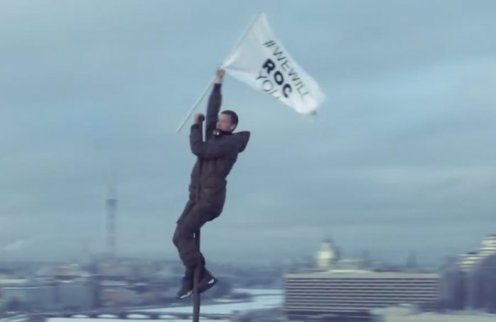 Петербуржец забрался на шпиль Дома офицеров с олимпийским флагом сборной России