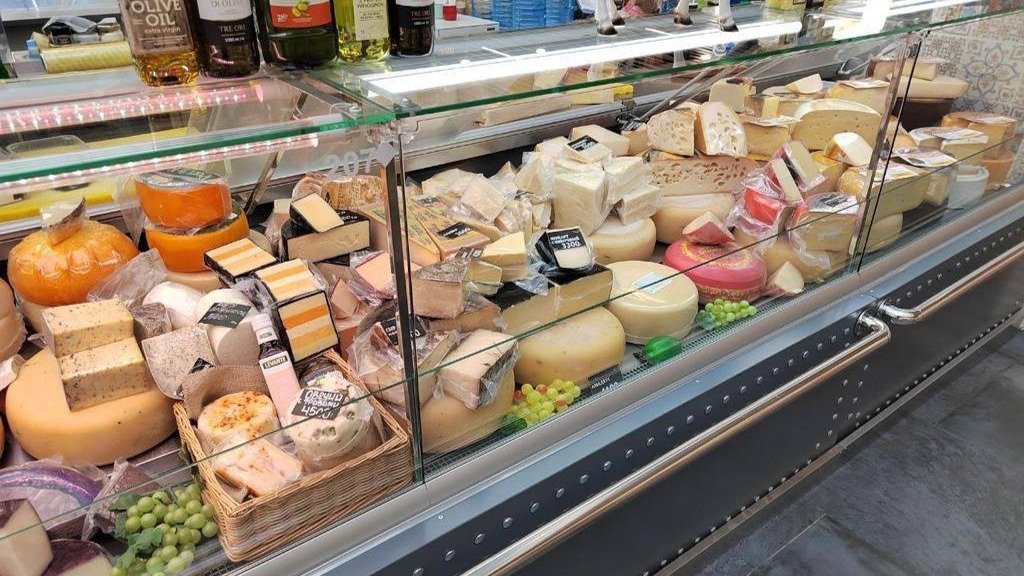 Продавца «санкционки» на Долгоозёрном рынке оштрафовали за отсутствие документов на сыры и колбасы