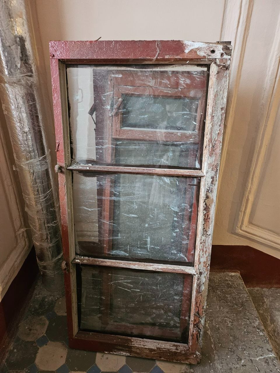 Выставленные оконные рамы на Полозова, 23. Фото: жители