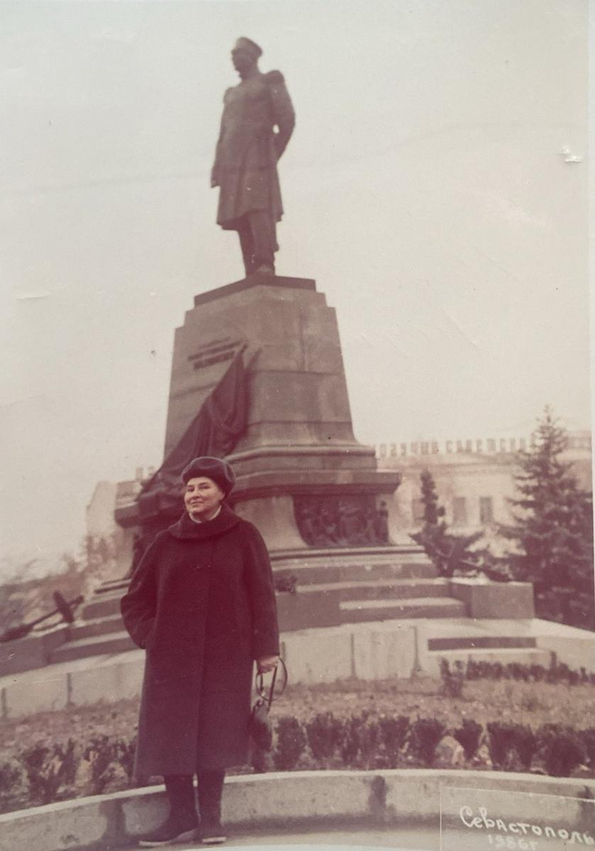 Анастасия Полозова рядом с памятником адмиралу П. С. Нахимову, к роду которого принадлежит по материнской линии. Севастополь, 1986 г. Архив Полозовых