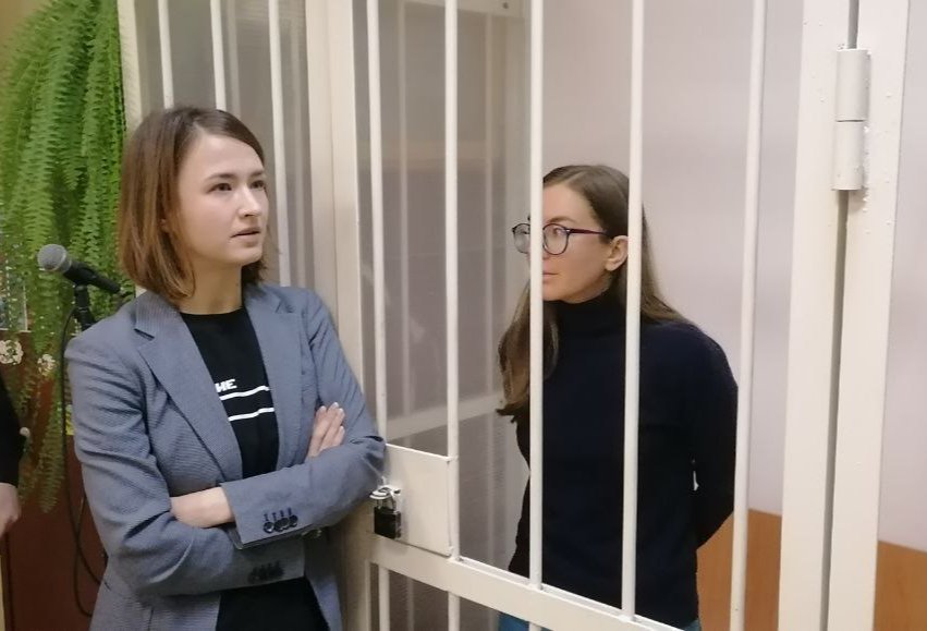 Адвокат Анастасия Пилипенко и подсудимая Виктория Петрова до начала суда. Фото: Елена Михина / MR7