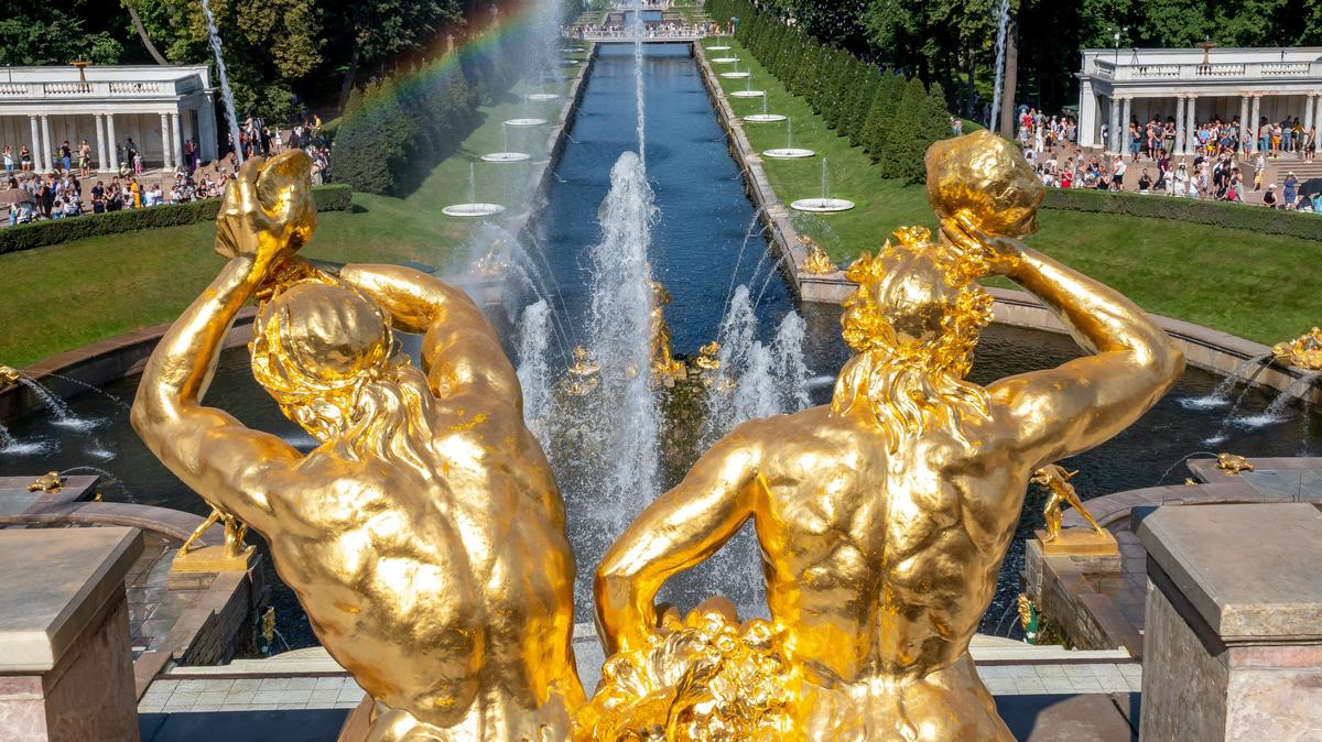 В Петергофе отмечают день рождения фонтанов