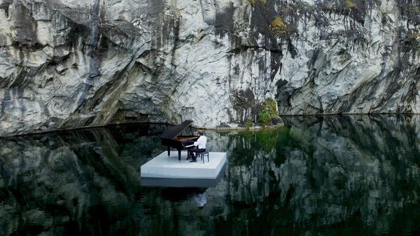 По Петербургу проплывёт рояль