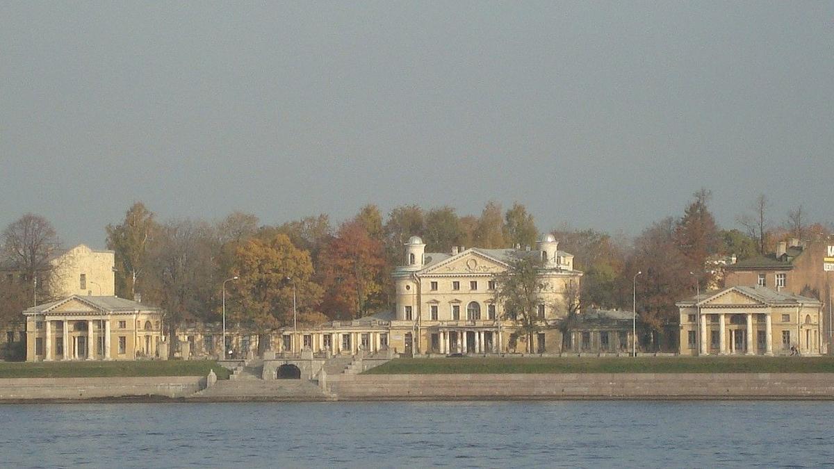 Вид на усадьбу со стороны Невы. Фото: Wikipedia.org