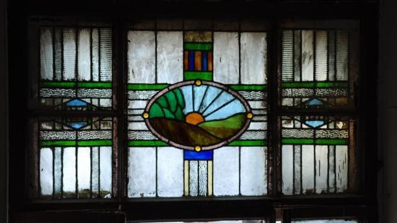 На Введенской улице начали демонтировать окна в доме, где находится витраж «Восход солнца»