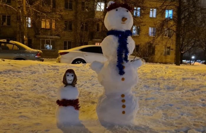 В Петергофе молодые люди сломали снеговиков, полюбившихся всем жителям
