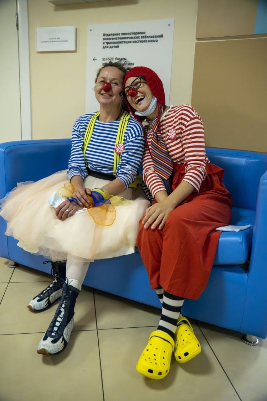 Клоуны готовятся к встрече с детьми. Фото предоставлено организацией «ЛенЗдравКлоун»