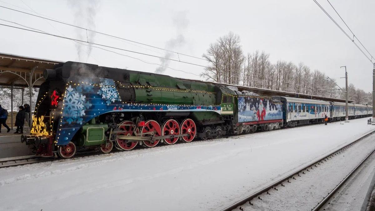 Поезд Деда Мороза прибыл в Петергоф