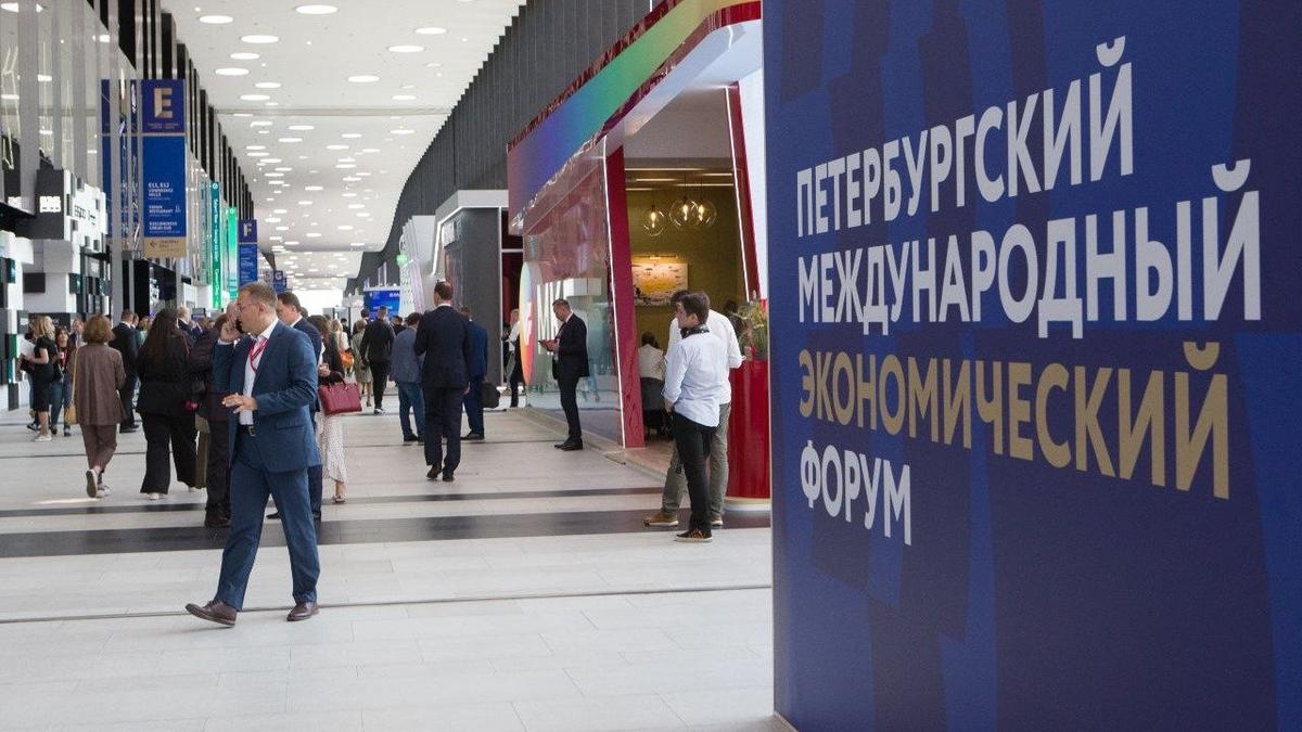 Итоги первого дня ПМЭФ: инвестиции РУСАЛа в Ленобласть на 400 млрд, ИИ-чиновник и паук в ухе Киркорова