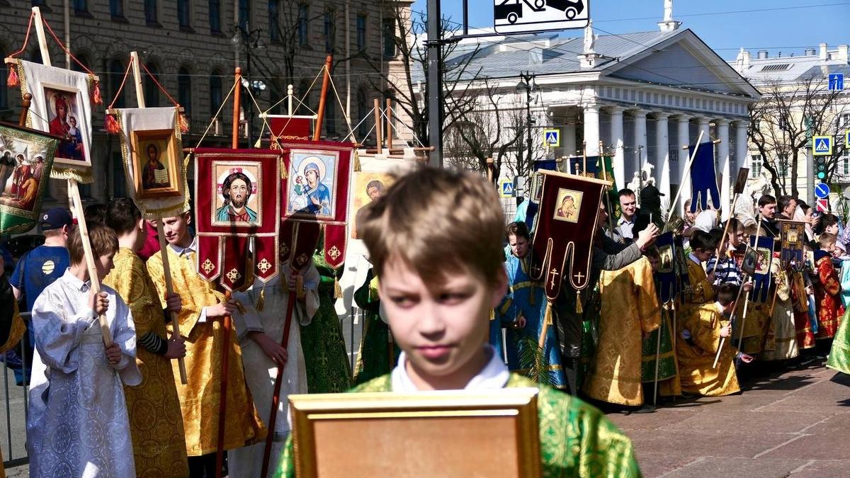 Праздничная Божественная литургия и крестный ход прошли в Петербурге в Вербное воскресенье