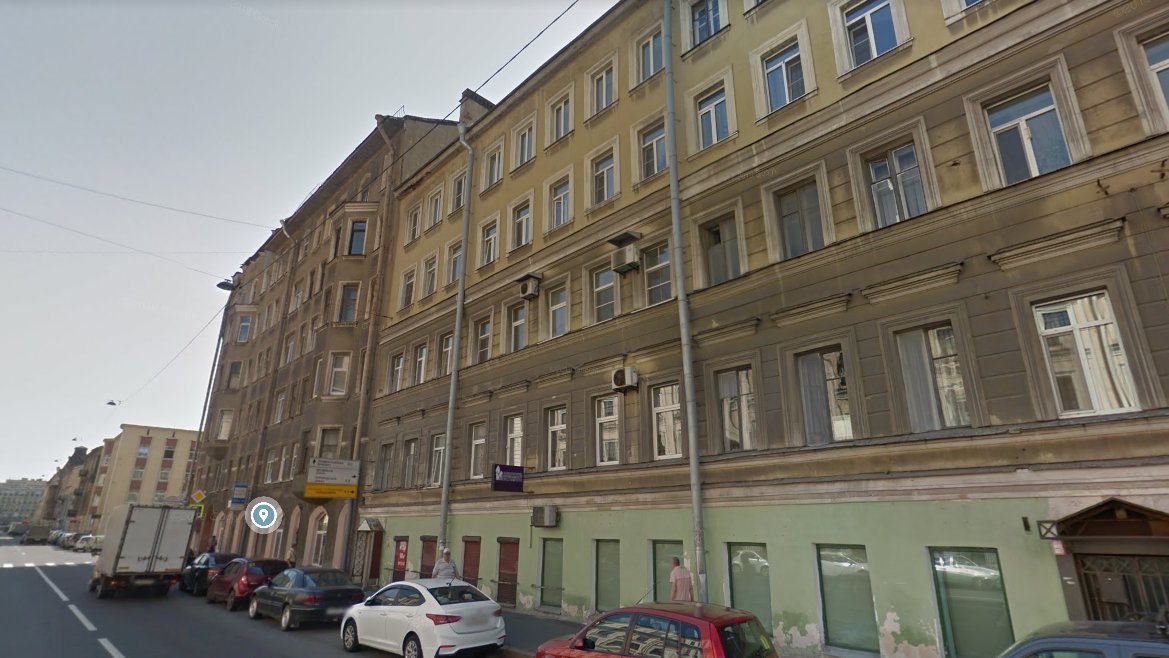 При пожаре в историческом здании на Рижском пострадала женщина