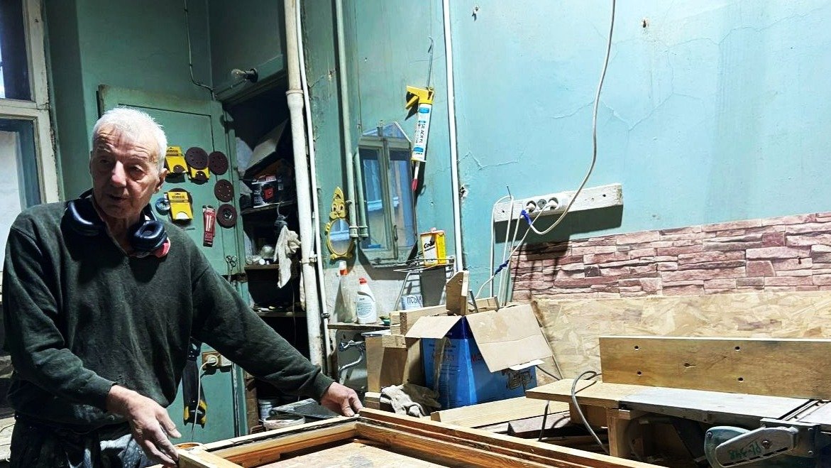 «Это же не "Мадонна" Рафаэля…»: как столярных дел мастер Виктор Парунов воссоздаёт исторические окна и двери в старом фонде Петербурга