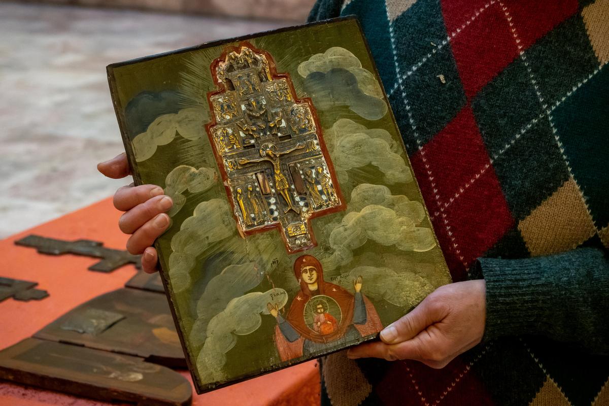 Ставротека с образом «Богоматери Знамение» и врезным медным крестом с Распятием. Фото: Олег Золото / MR7