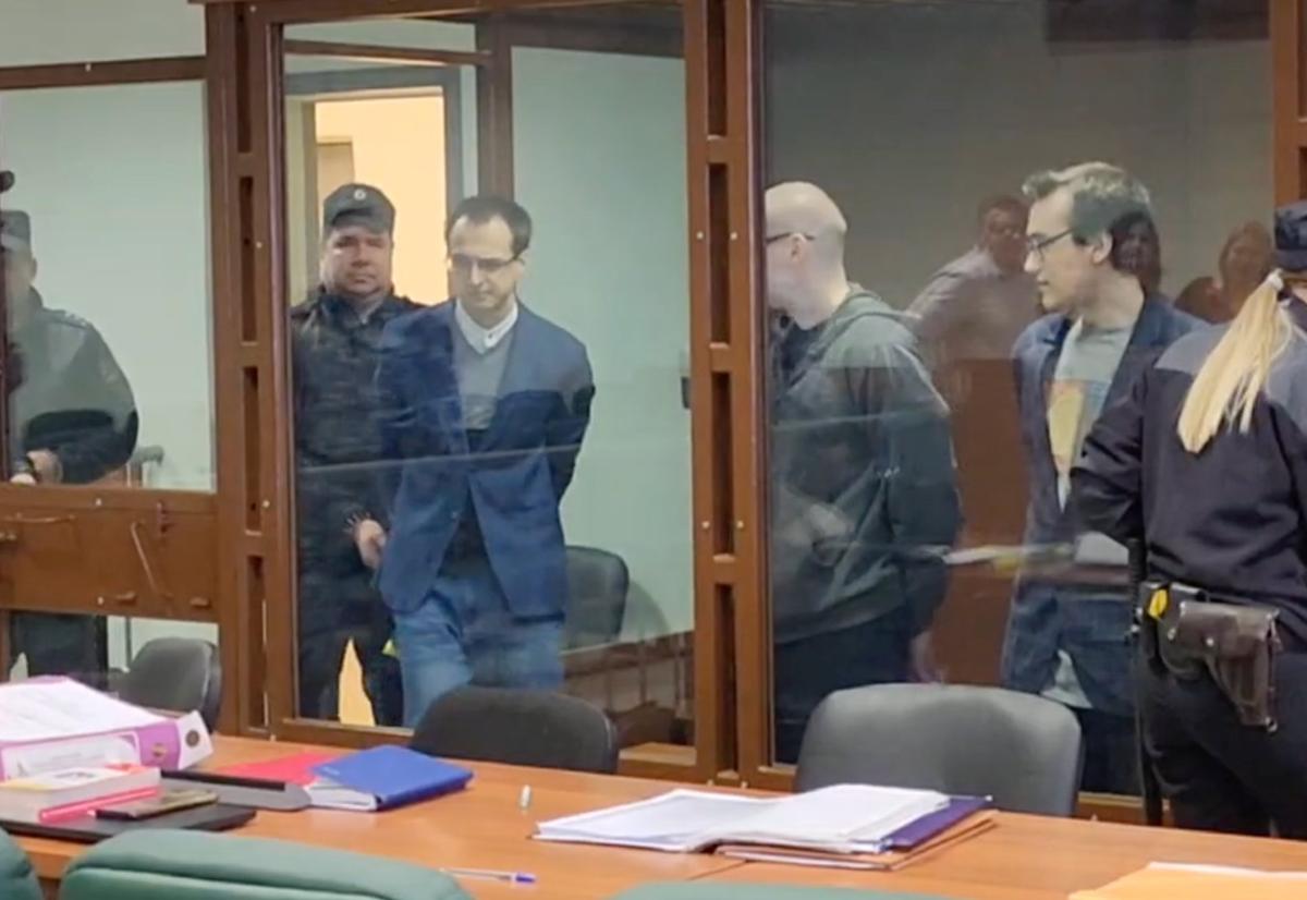 Ян** в синем пиджаке. Скриншот видео о бъединенной пресс-службы судов Петербурга