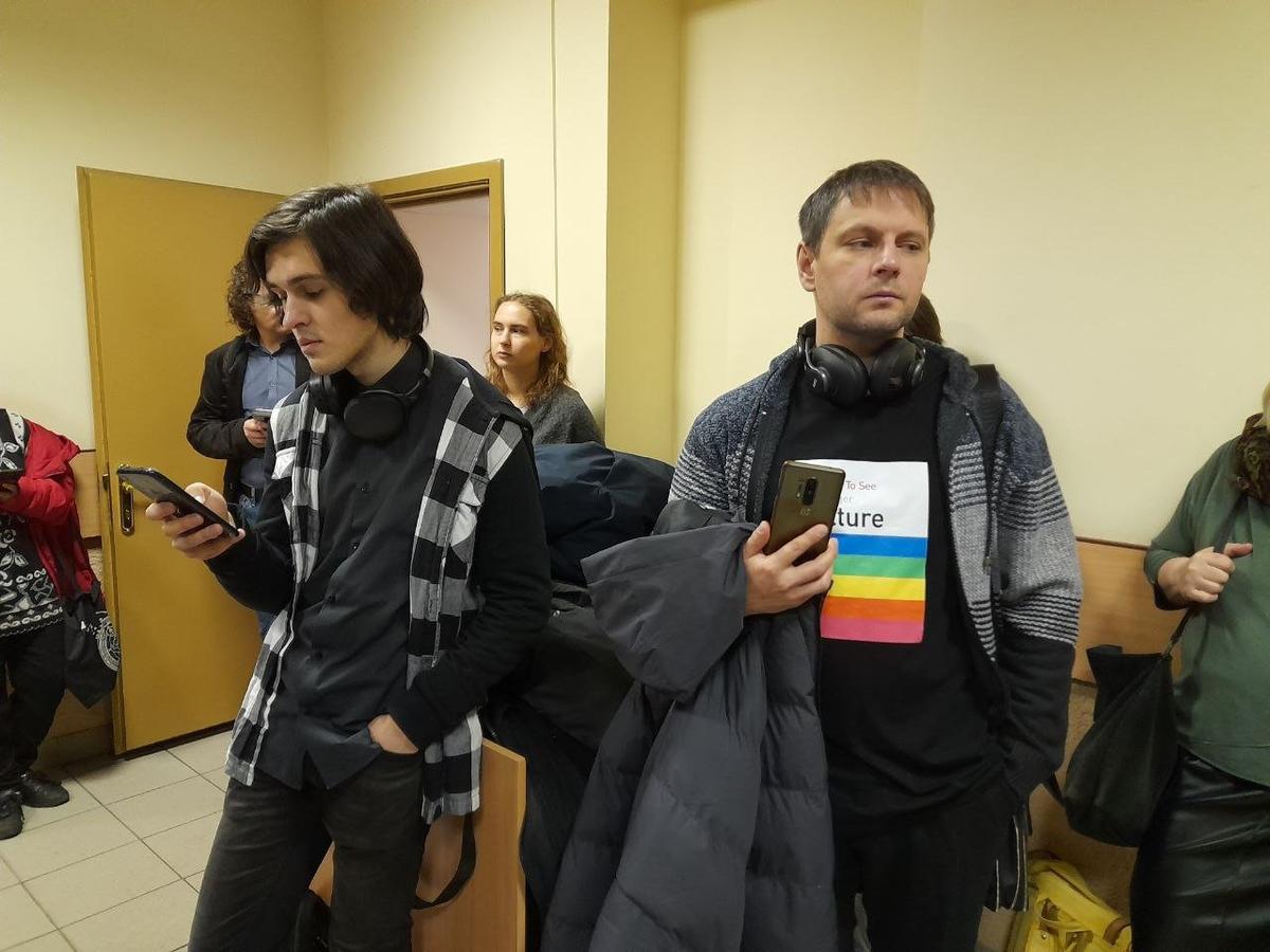 Группа поддержки Саши Скочиленко в ожидании суда. Фото: Анна Мотовилова / MR7