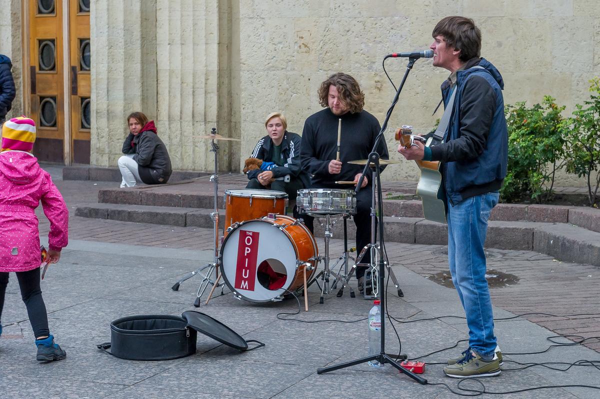 Выступление уличных музыкантов на площади Восстания. Фото : Олег Золото / MR7
