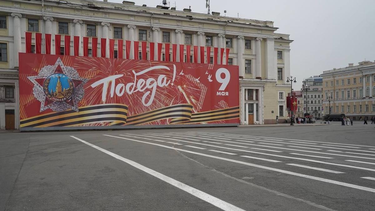 Для проведения парада вокруг Дворцовой установят ограждения и металлодетекторы