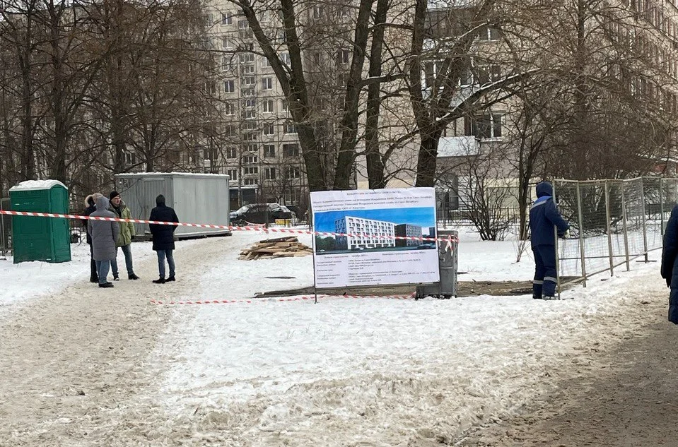 Установка забора у школы №121. Фото предоставлено местной жительницей