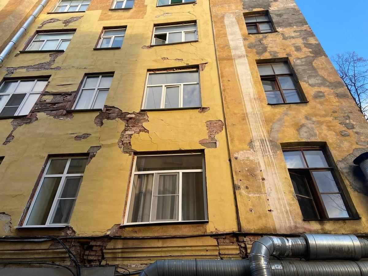 Трещина на фасаде дома. Фото: Валерия Шимаковская / MR7