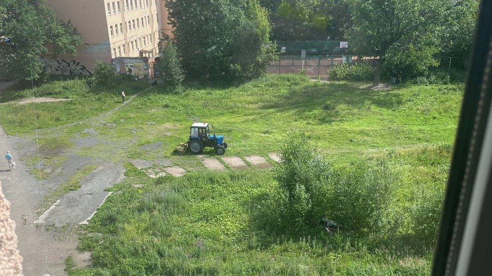 Трактор косит растения в Общественном саду. Фото: предоставлено местной жительницей