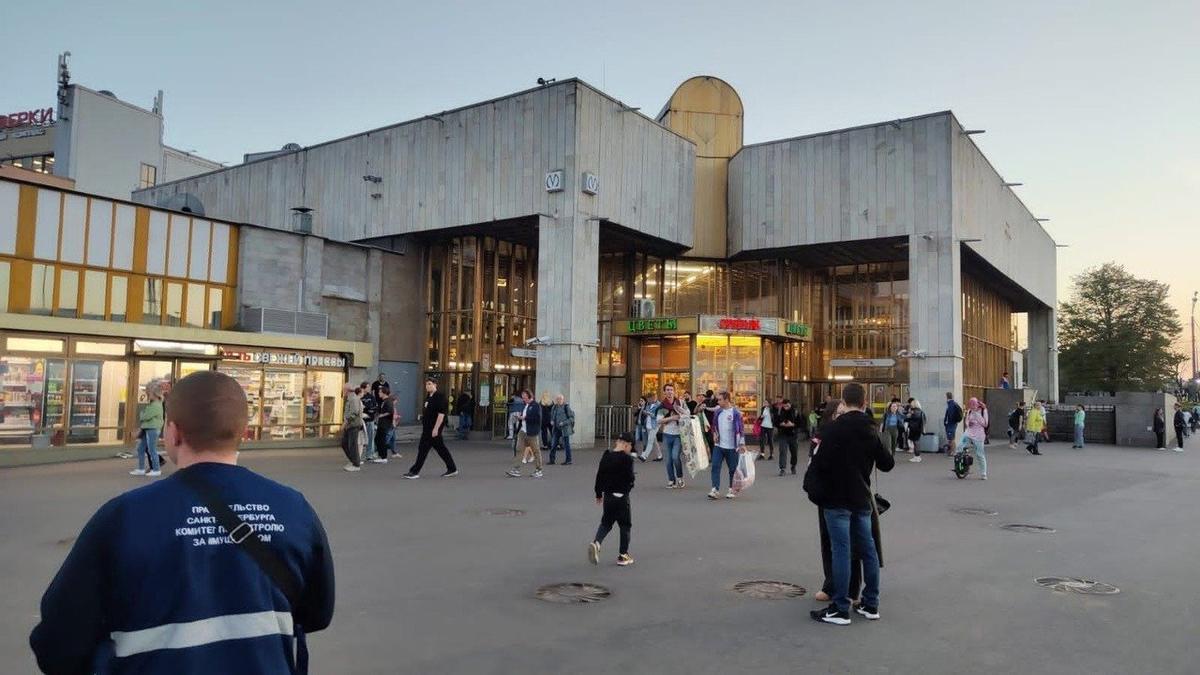 Ежедневные рейды против уличной торговли у метро продолжаются в Петербурге. Добавили три станции